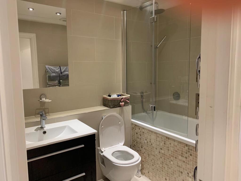Lovely Room, Free Parking In Private Gated Place Apartament Londra