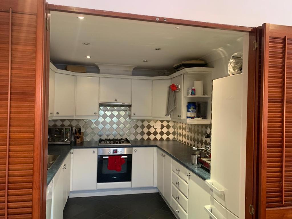 Lovely Room, Free Parking In Private Gated Place Londra